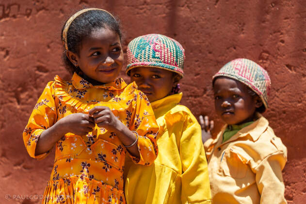 children near house, along RN7 near Ambalamanakana, Fianarantsoa, Haute Matsiatra, MG - Nov 2010 © paulgodard.com children near house