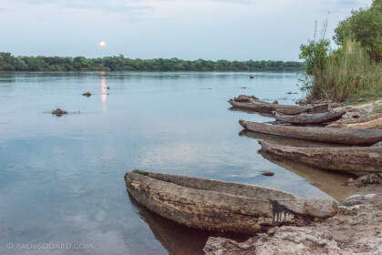 landscape | mokoro on Zambezi river | moonrise | Sitoti, Northwest, ZM - Oct 2012 © paulgodard.com landscape | mokoro on Zambezi river | moonrise