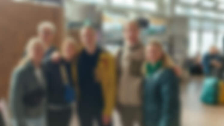Jojo, Julien, Manon, Marc, Mathou & Simon at airport