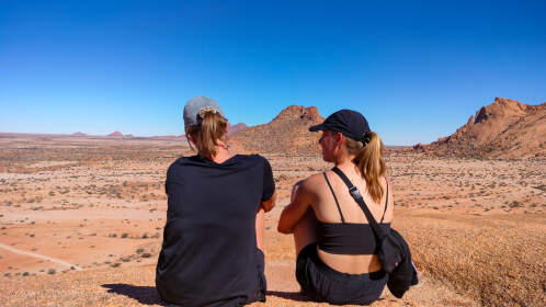 Jojo & Mathou sitting on rock
