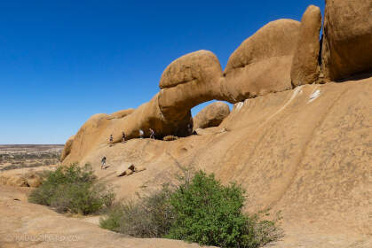 Jojo, Marie, Manon, Mathou & Paul climbing down from natural arch