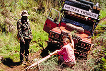 ranger & Paul winching landy(F) stukked in muddy trail