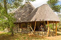 Ibandla house : guest watching with binocular on deck