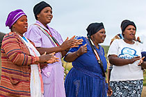 Zulu village : women applauding